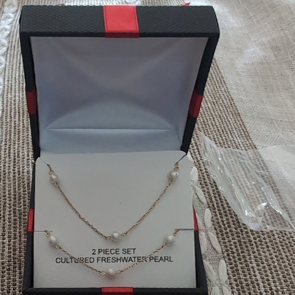 Elegant Gold and Pearl Necklace Set